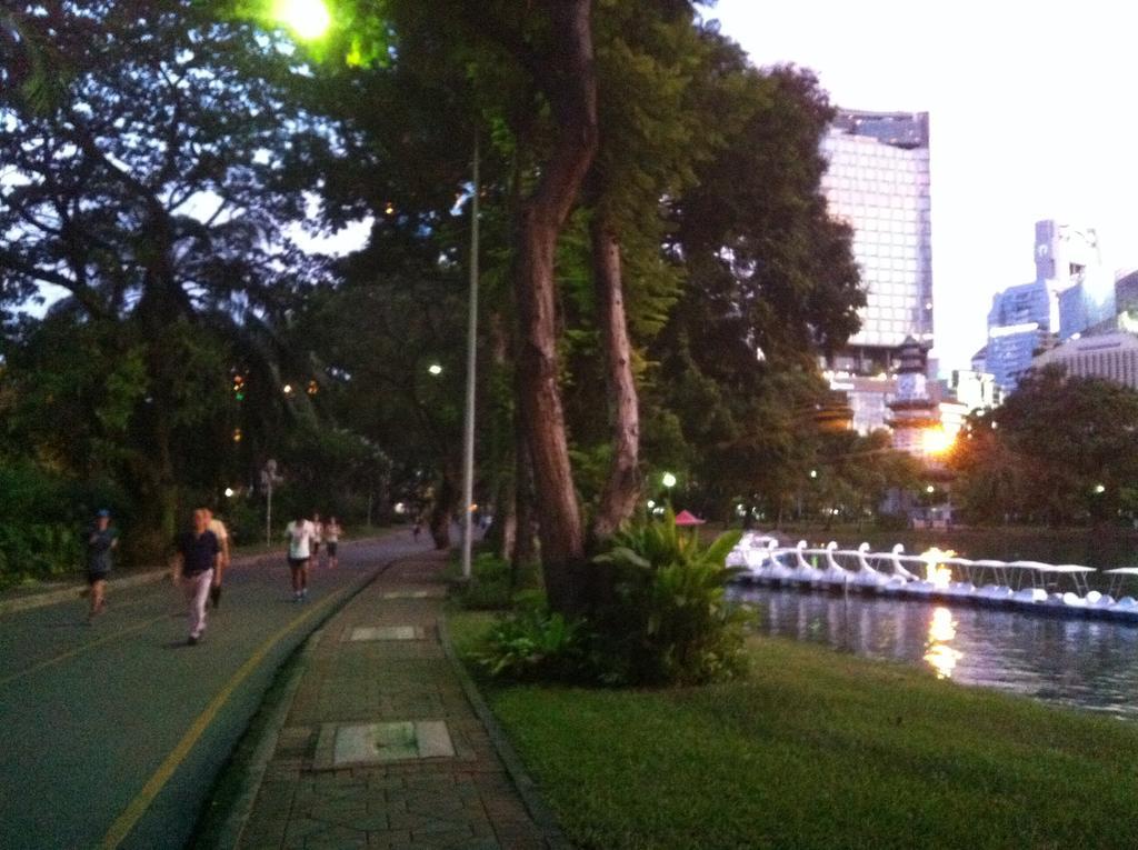 สไมล์โซไซตี้ Hostel กรุงเทพมหานคร ภายนอก รูปภาพ
