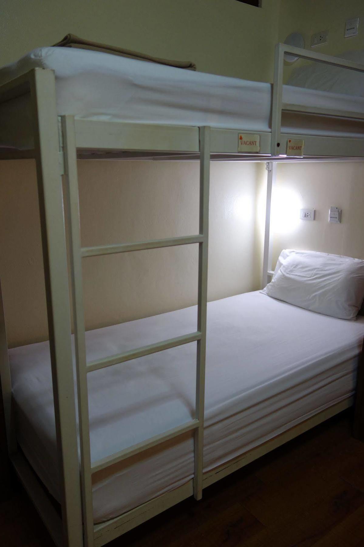 สไมล์โซไซตี้ Hostel กรุงเทพมหานคร ภายนอก รูปภาพ
